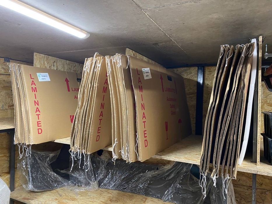 Скло подвійне дверей передніх Tesla model 3 замінник та оригінал