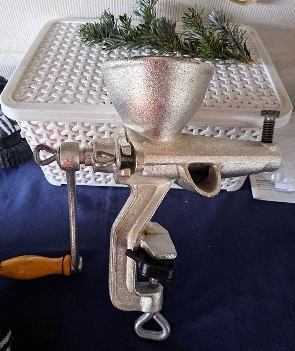 Ręczna wyciskarka do wyciskania soków z warzyw i owoców.