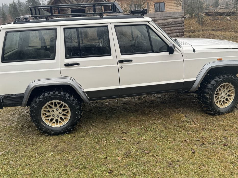 Джип чероки.