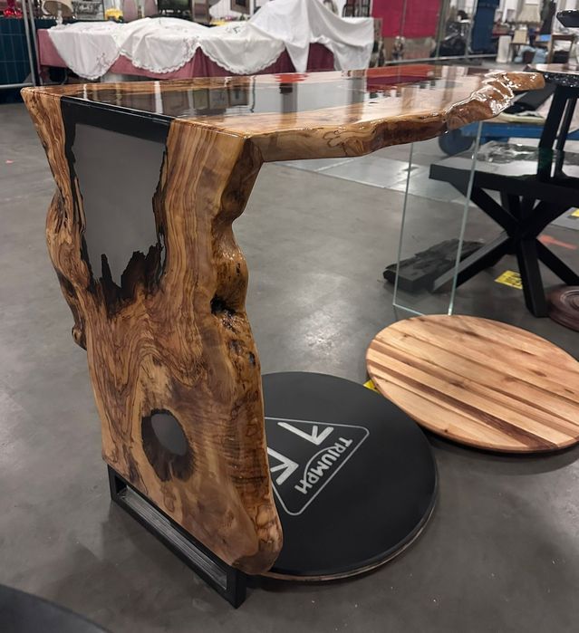 Ręcznie robione biurko, żywica, drewno oliwne