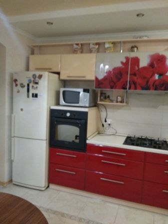 Поділля, 2-кім. квартира з окремими кімнатами на першому поверсі.