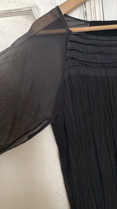 Vestido preto seda e viscose, com mangas transparentes. Tem forro de algodão.. Tam L