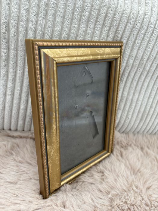 Złota drewniana ramka na zdjęcie