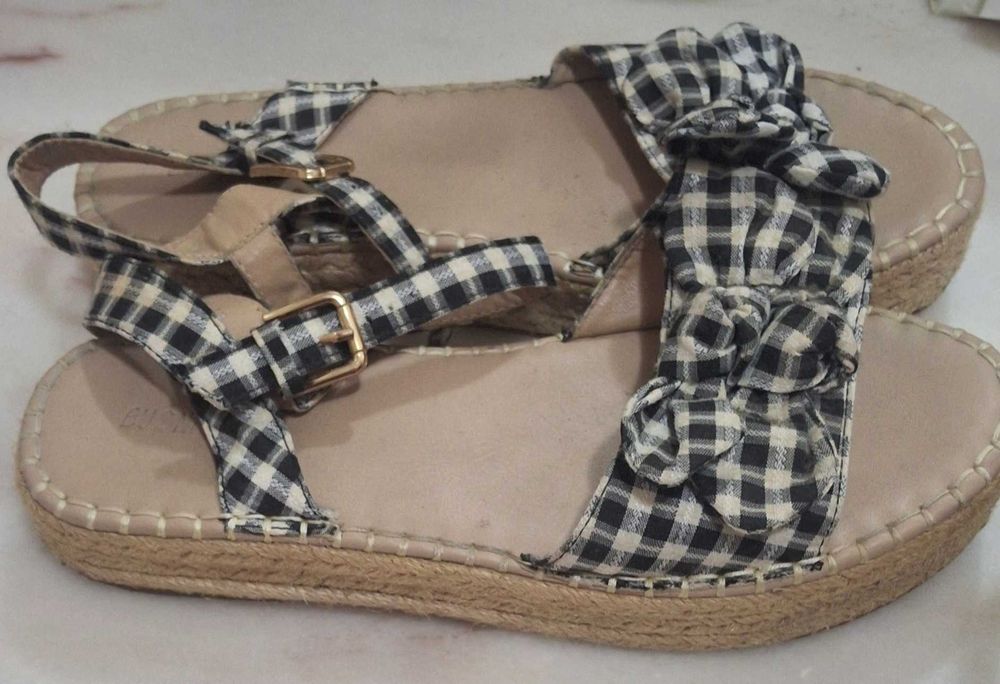 3 pares de sandálias muito bonitas
