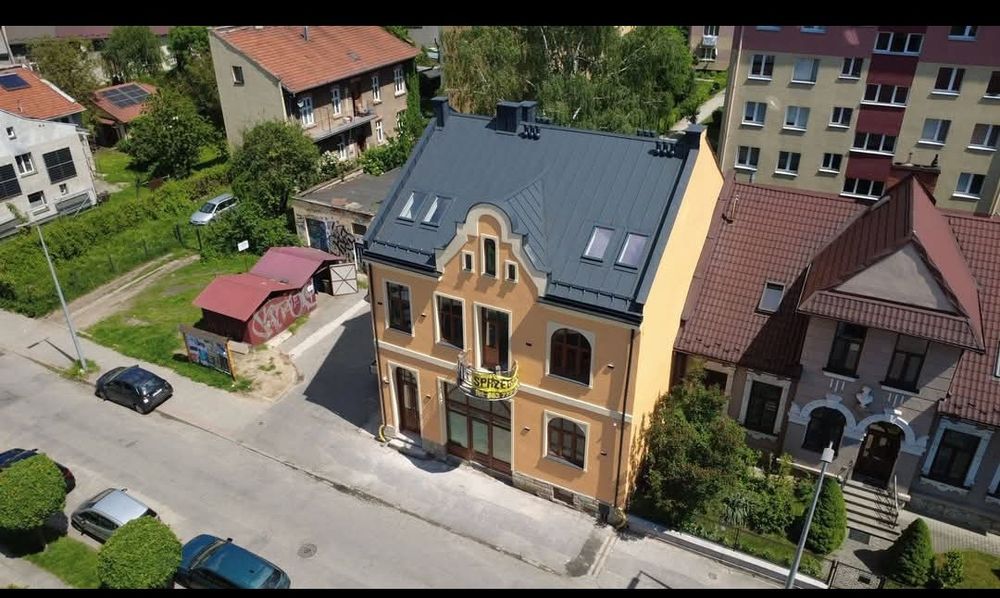 Kompleks 6 mieszkań + 1 lokale usługowe