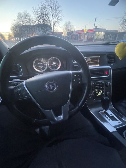 Автомобиль Volvo s60 2,5т