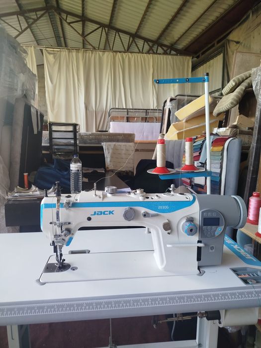 Vendo máquina de costura marca jack  2030 industrial para estofos ou trabalhos profissionais, máquina muito boa qualidade, vendida com muito pouco  us