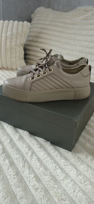 Бежеві демісезонні шкіряні кеди MIDA