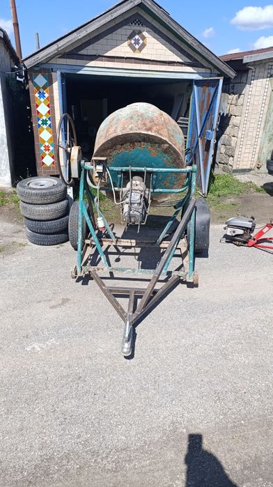 Бетономішалка з причіпним до авто.