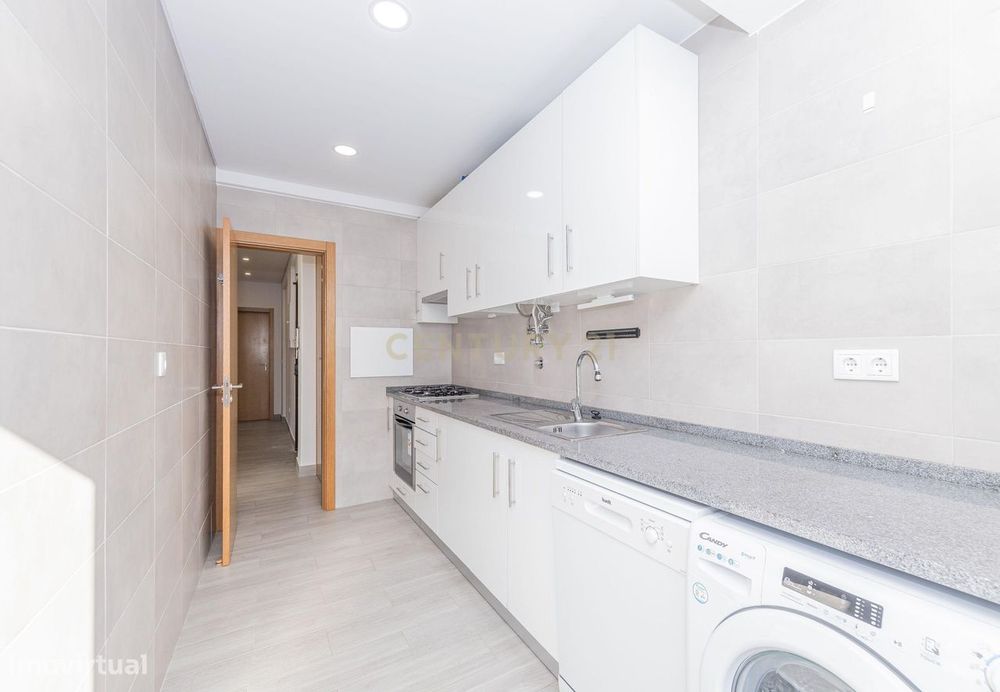 T2 Totalmente Remodelado | Dafundo – Cruz Quebrada | 80 M² | Elevador