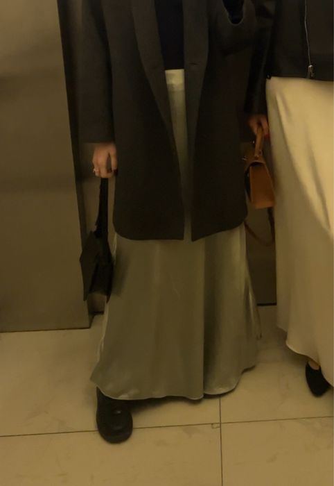 Атласна максі-спідниця AMISU, фісташкова, розмір 32 (XS)