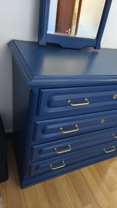 Cómoda azul petróleo
