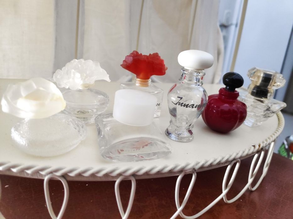 Coleção de mini frascos perfumes.
