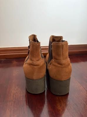 Botas castanhas em camurça