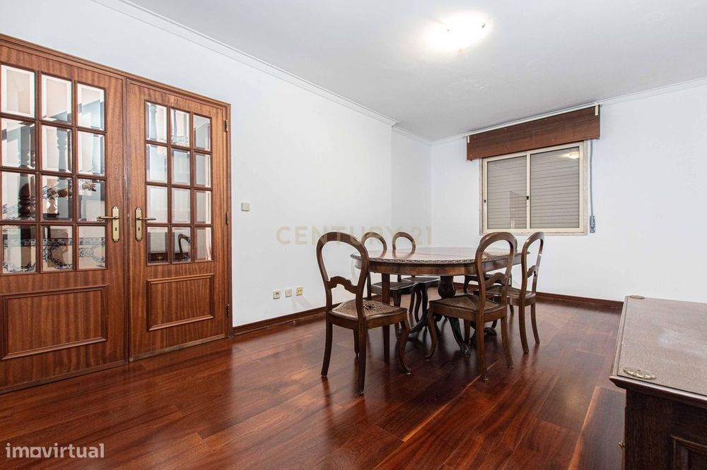 T4 Duplex com Vista Desafogada e Garagem | Linda-a-Velha