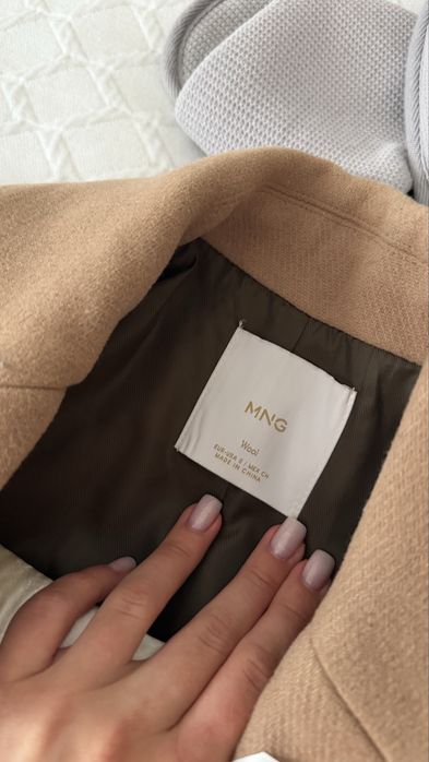 Пальто Mango силуетне з плечиками