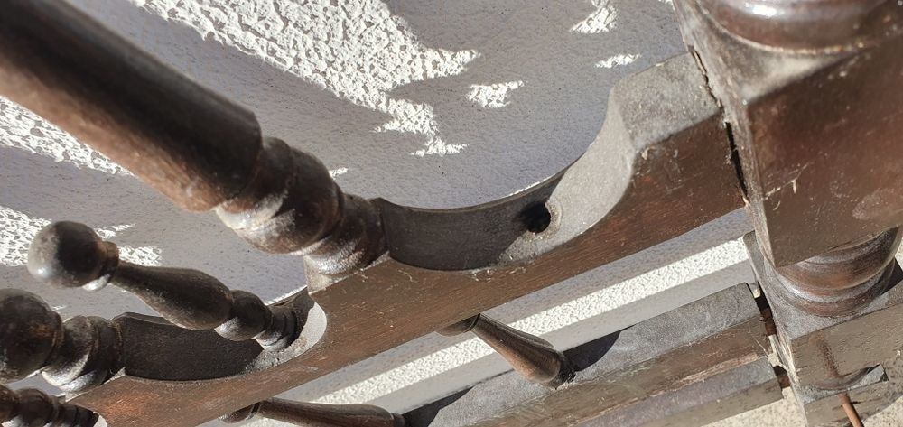 Cama de casal antiga em madeira maciça – estilo vintage / rústico