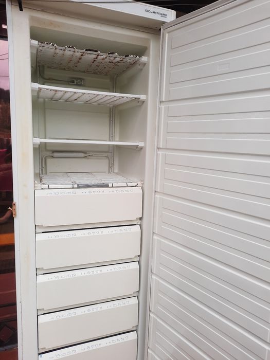 Arca vertical  AEG Oko  8 espaços