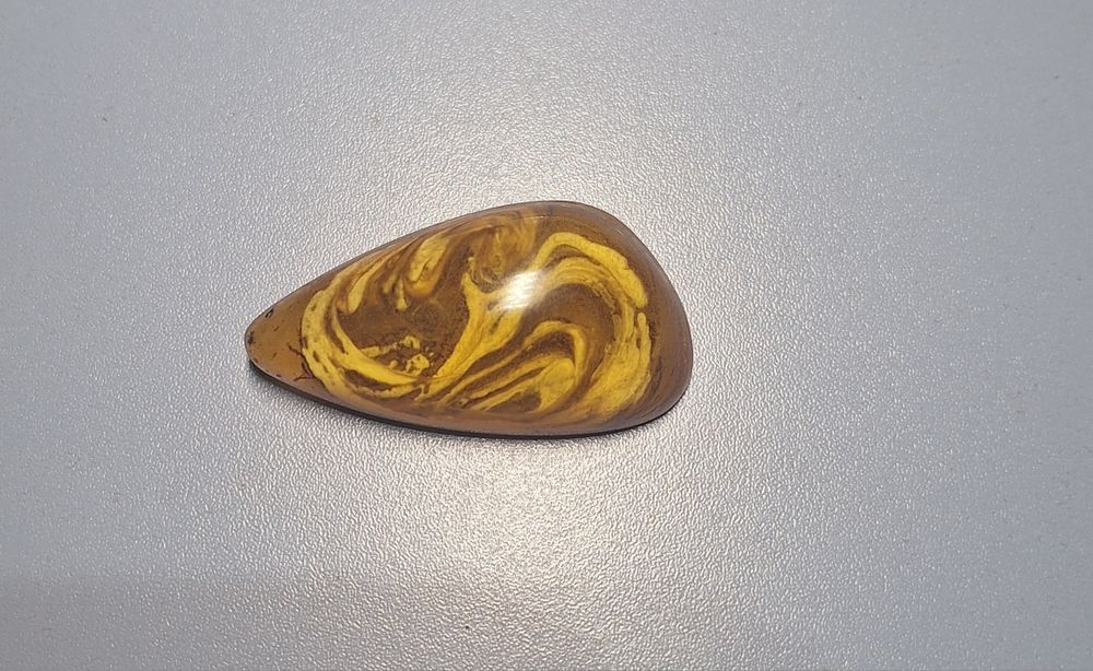 Брошь. Натуральний бурштин.