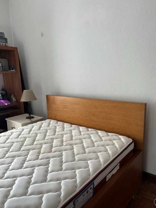 Cama de madeira com colchão