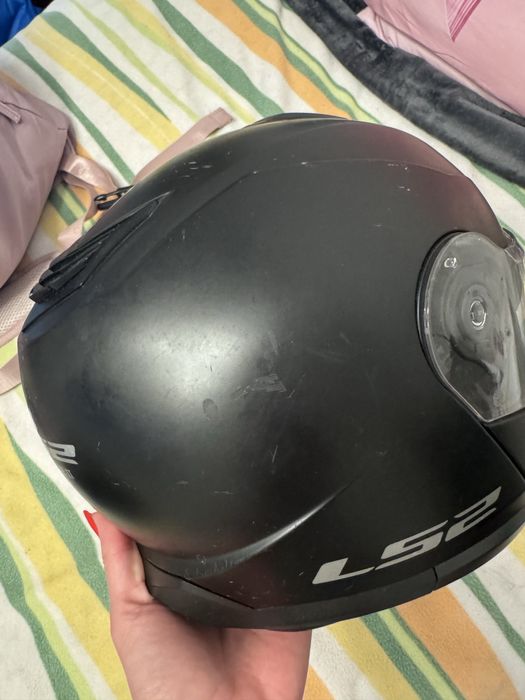 Capacete usado com luvas tamanho P