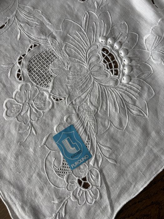 Toalha de mesa puro linho bordada à mão