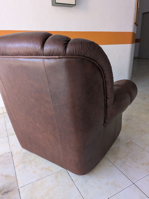 2 sofás em pele, usados e bem estimados