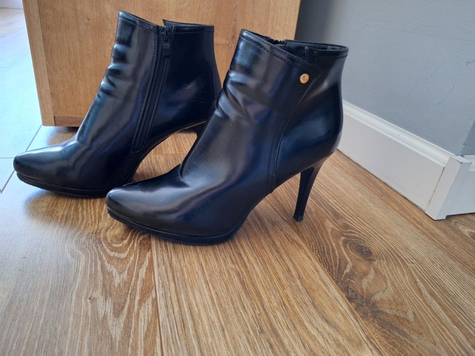 Lakierowane buty na szpilce