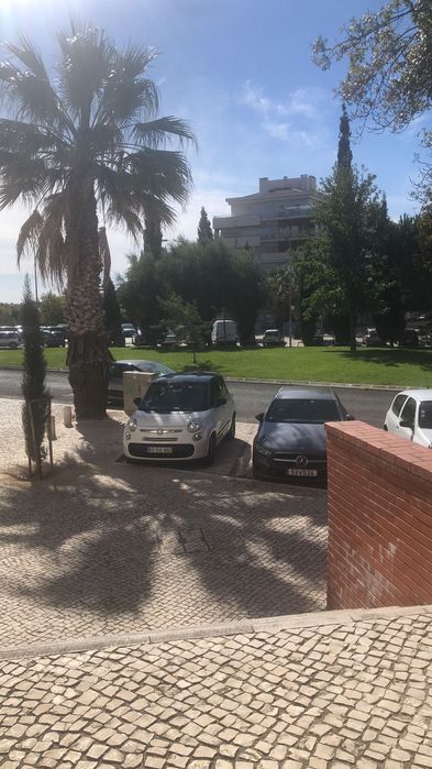 Aluga-se mesa para manicure.