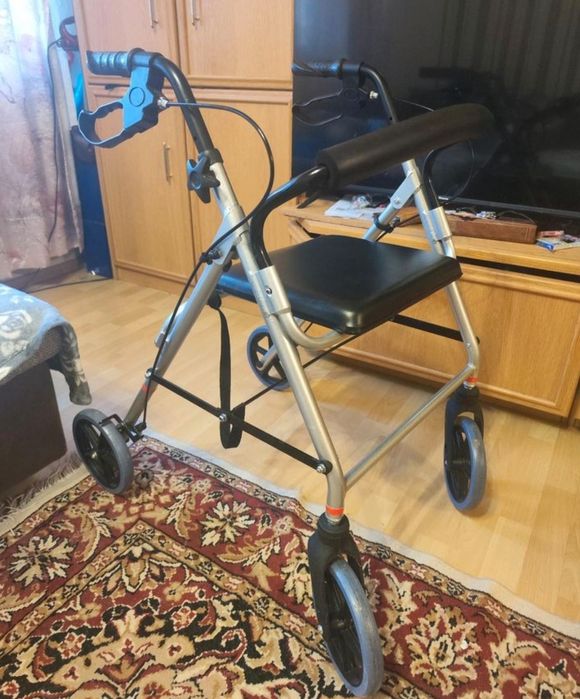 Роллатор для пожилых людей