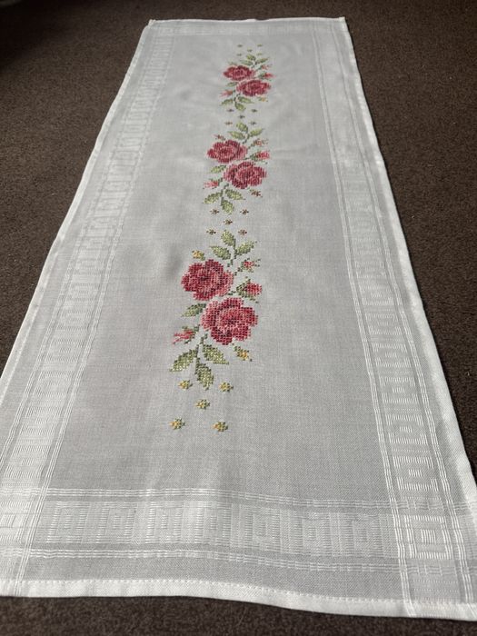 Bieżnik   Haftowany róze do kolekcji