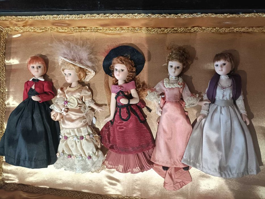 Colecção de 18 Damas Antigas em porcelana ( peças de vitrine)