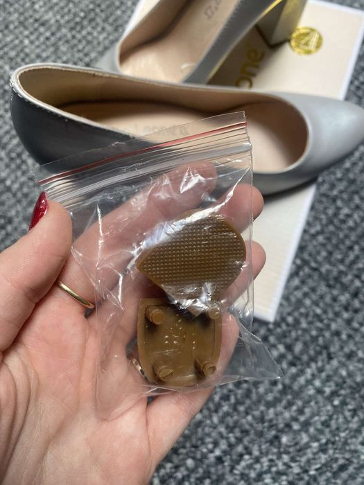 Buty na słupku srebrne