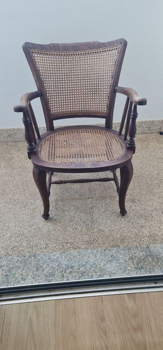 cadeirão de madeira antigo com assento e encosto em palhinha natural (rattan),