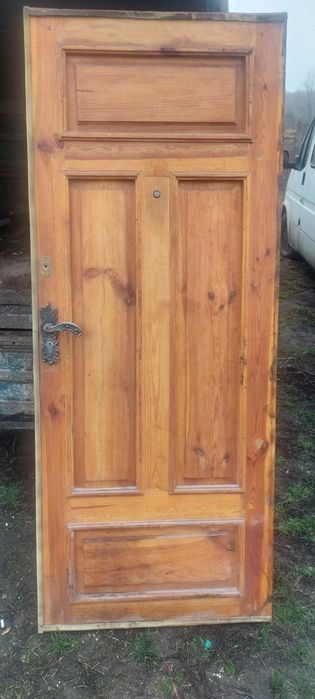 Вхідні деревяні двері