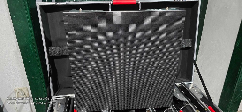 Baixa de Preço - Painéis de Leds P3.9 50x50 2,5mx1,5m como novos.