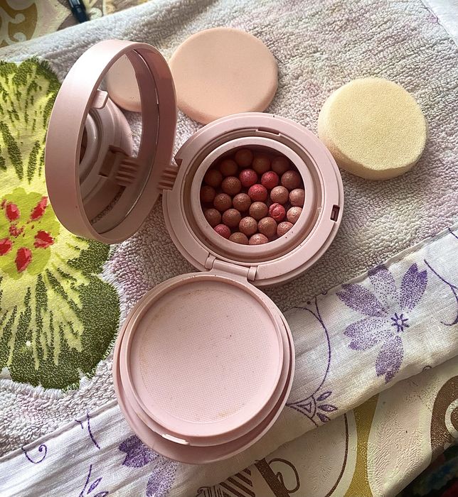 Румяны шариками. На фото видно . Нові .