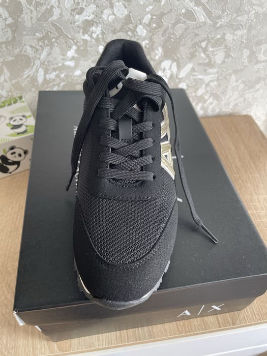 Кросівки жіночі фірми Armani Exchange