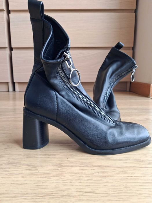 Botas com fecho à frente e biqueria quadrada da Stradivarius