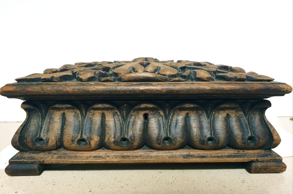 Fantástica grande antiga caixa de cigarros em talha