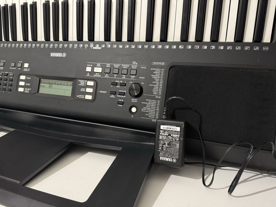 Piano yamaha psr-E373