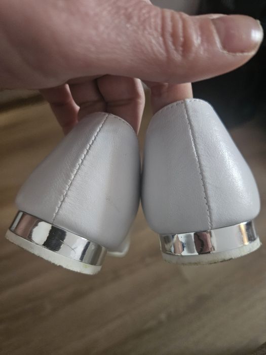 Buty białe skurzane 35