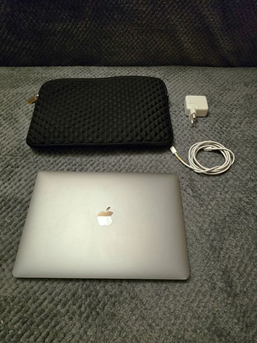 Laptop MacBook Air 13 cali 2019 8GB ram 128GB
