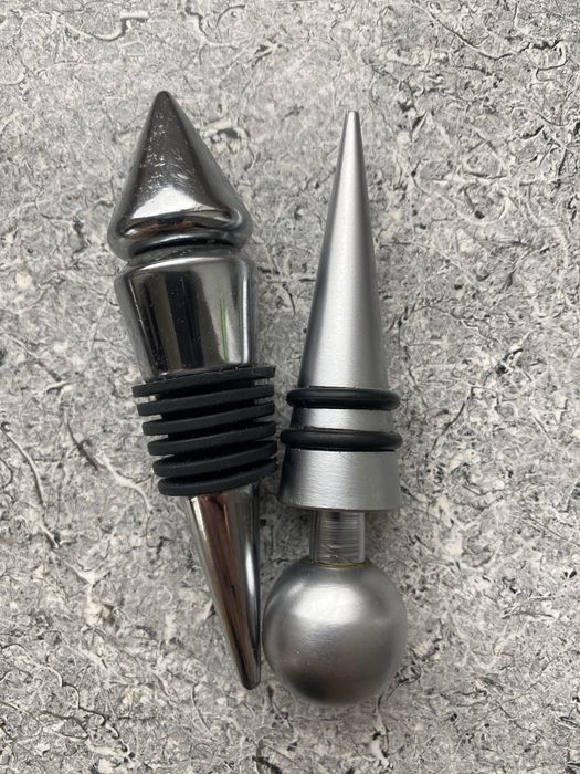 Dwie zatyczku metalowe stopery do wina
