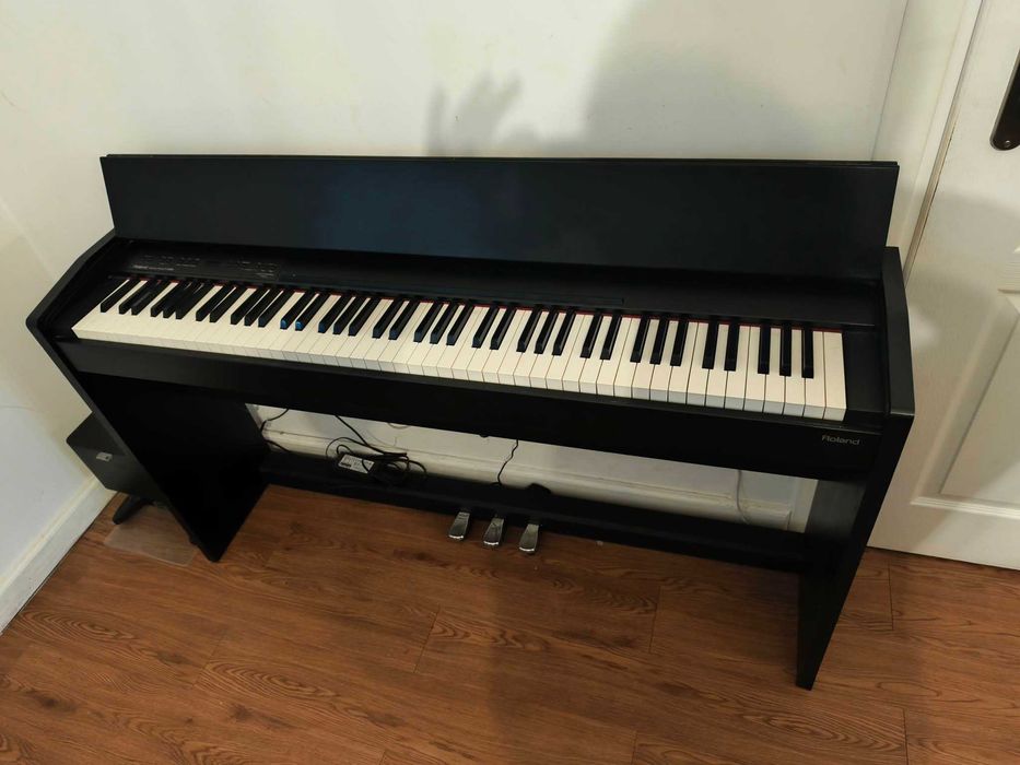 Roland F-130R – pianino cyfrowe, 88 ważonych klawiszy, stan bardzo dobry- Rezerwacja