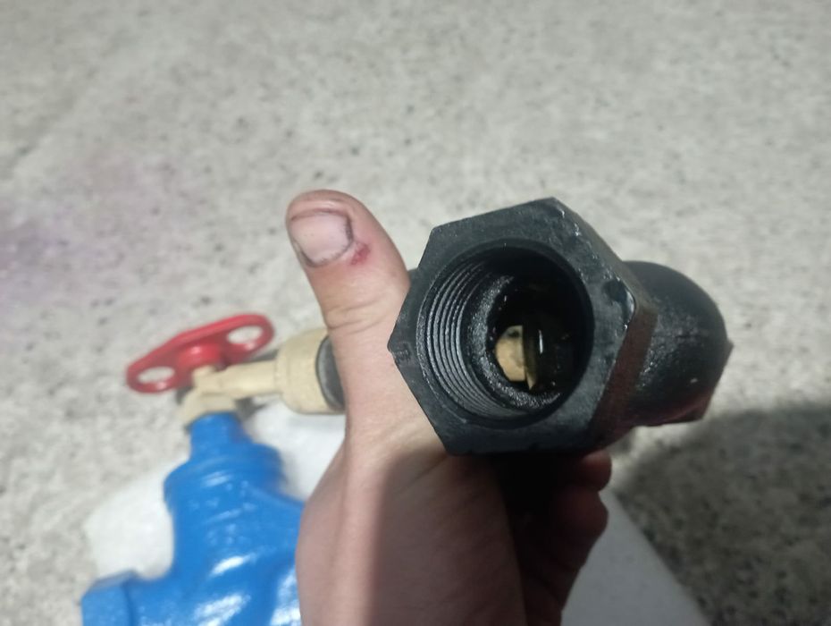 Крани для води гвинтові