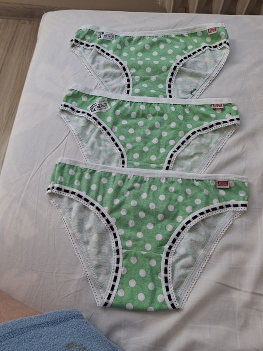 Trzy sztuki majteczek dla dziewczynki