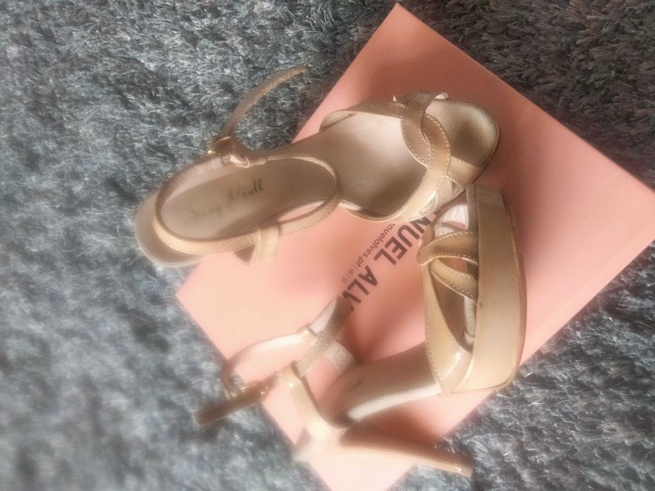 Sandálias em pele bege tam 35