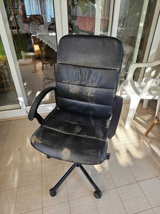 Cadeira de escritório giratória com rodinhas em ótimo estado