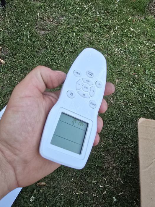 Okno dachowe z wentylatorem i pilotem 12V kamper przyczepa van 36x36 pilot czujnik deszczu ,uszczelka ,cichy ,z moskitierą.OKAZJA wentylator dachowy